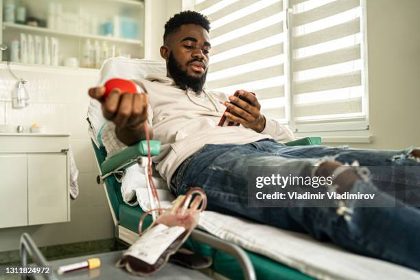 voluneer africano donando sangre - banco de sangre fotografías e imágenes de stock