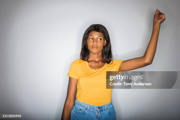 studio portrait of young woman dancing - met de vingers knippen stockfoto's en -beelden