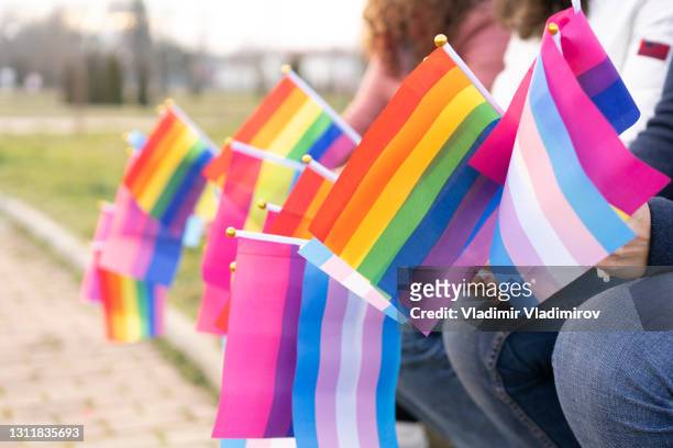 menschen, die auf eine lgbtq-pride-parade warten - human gender stock-fotos und bilder