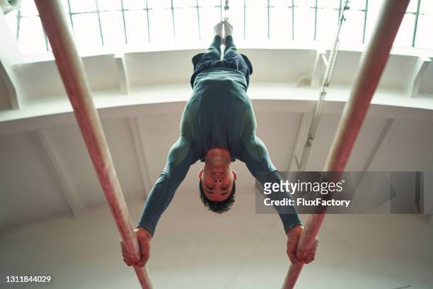 成就偉大就是為什麼他如此專注於每一次訓練 - parallel bars gymnastics equipment 個照片及圖片檔