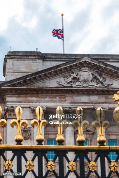 白金漢宮的聯盟傑克旗在英國倫敦半桅杆上揚 - half mast 個照片及圖片檔