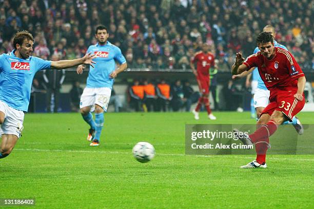 Mario Gomez of Muenchen scores his team's first goal during the UEFA Champions League group A match between FC Bayern Muenchen and SSC Napoli at...