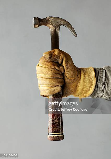 hand holding hammer - hamer stockfoto's en -beelden