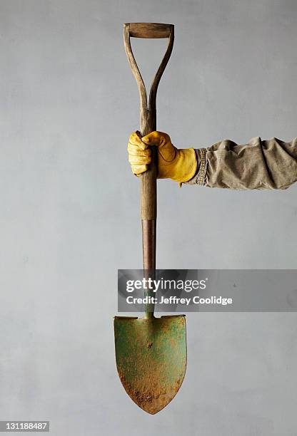 hand holding shovel - pá imagens e fotografias de stock