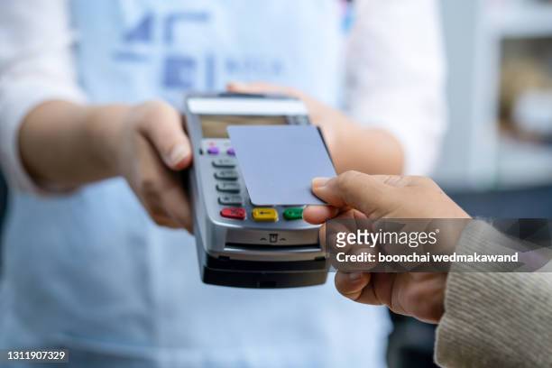 customer using credit card for payment to owner at cafe restaurant, cashless technology and credit card payment concept - contactless payment stock pictures, royalty-free photos & images