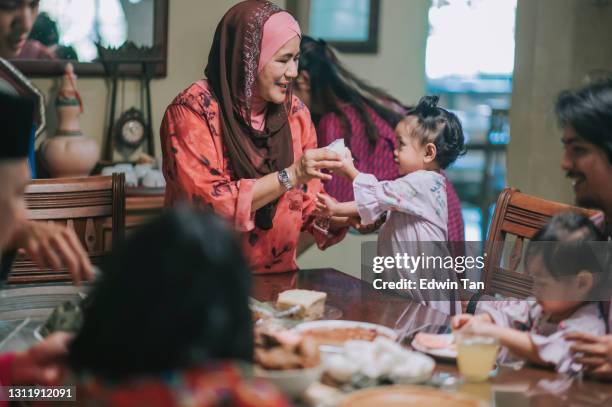 iftar ramadan hari raya malaysische muslimische mehrgenerationenfamilie genießen abendessen zu hause im speisesaal - hari raya celebration stock-fotos und bilder