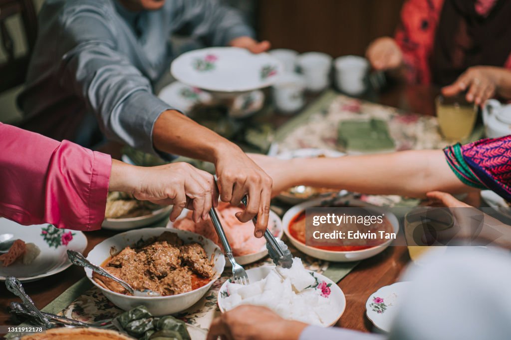 Ramadan Hari Raya Famille malaise malaisienne à angle élevé ayant dîner de réunion de famille assortie nourriture malaise à la maison célébrant hari raya
