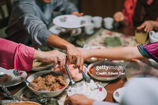ramadan hari raya hoge hoek maleisische maleisische familie met familie reünie diner diverse maleisische eten thuis vieren hari raya - suikerfeest stockfoto's en -beelden