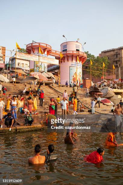 massen von pilgern auf den ghats in der nähe von ganges river, varanasi, indienvon ghats auf dem fluss ganges, varanasi, uttar pradesh, indien - varanasi stock-fotos und bilder