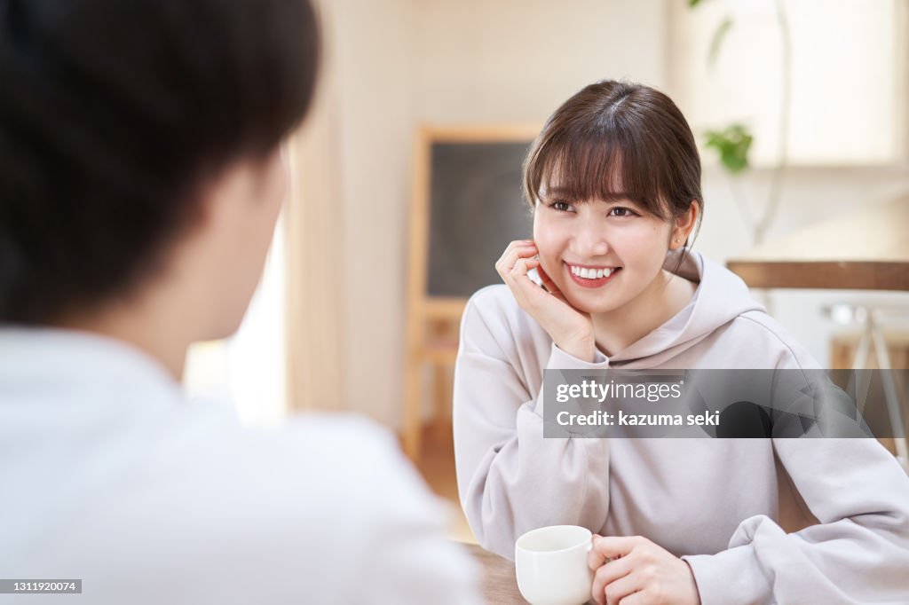 Homens e mulheres asiáticos falando com um sorriso