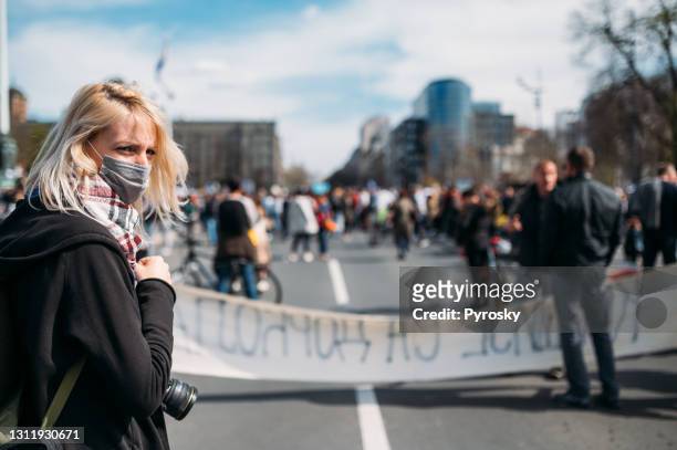 una fotógrafa se unió a la protesta - anti mask fotografías e imágenes de stock