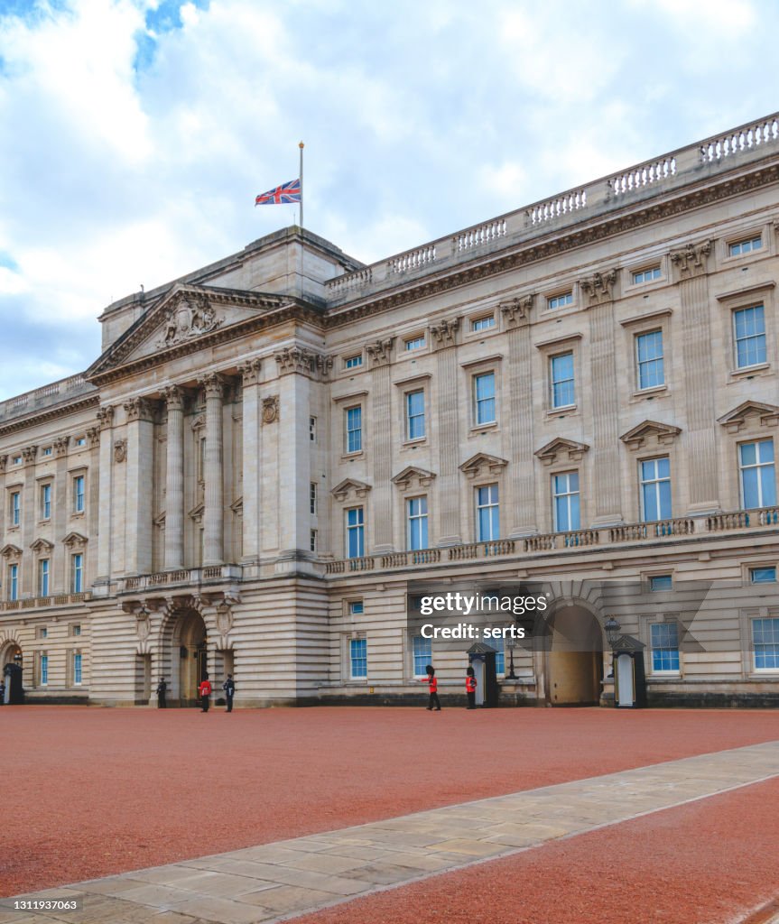 De vlag van de Hefboom van de Unie bij Buckingham Palace vliegt bij half mast in Londen, het UK