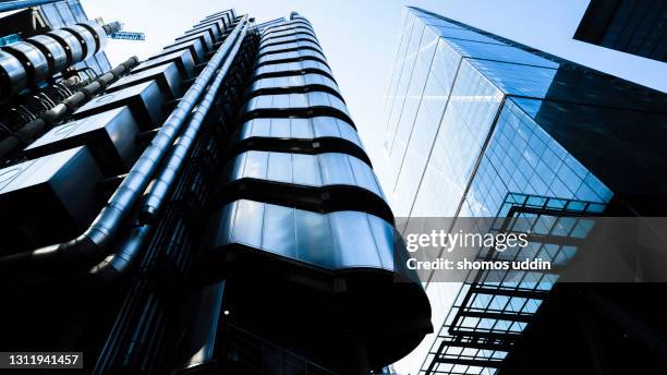 city skyscrapers in london financial buildings - lloyds of london photos et images de collection