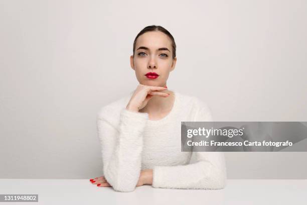 beautiful hispanic young woman - mano en la barbilla fotografías e imágenes de stock