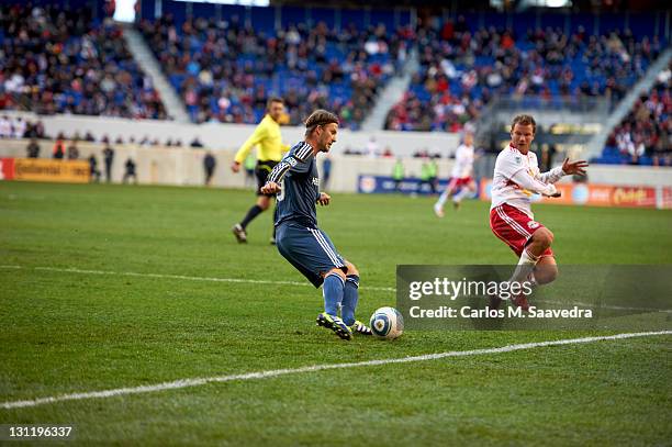 Cup Playoffs: Los Angeles Galaxy David Beckham in action vs New York Red Bulls Teemu Tainio at Red Bull Arena. Leg 1. Harrison, NJ CREDIT: Carlos M....