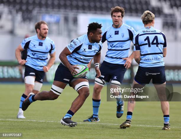 Tui Uru of Bedford Blues runs with the ball during the Greene King IPA Championship match between Saracens and Bedford Blues at the StoneX Stadium on...
