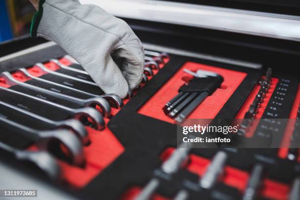 satz der professionellen werkzeuge. nahaufnahme von chromschlüssel-tools in box organisiert. - werkzeug stock-fotos und bilder