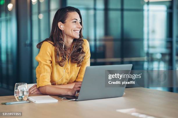 axé sur le succès et la croissance - person on computer photos et images de collection