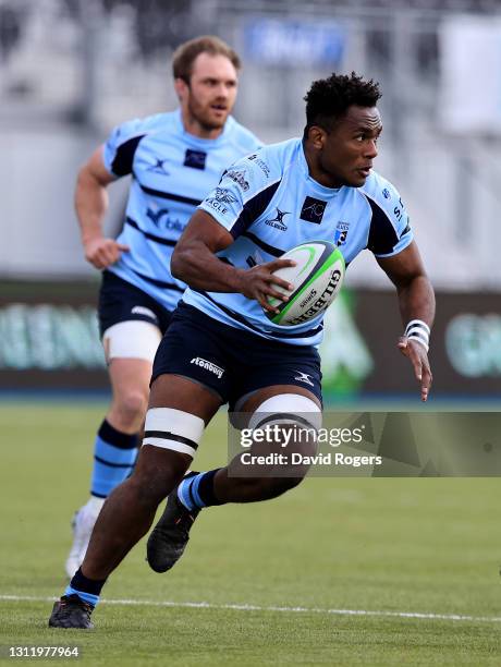 Tui Uru of Bedford Blues runs with the ball during the Greene King IPA Championship match between Saracens and Bedford Blues at the StoneX Stadium on...