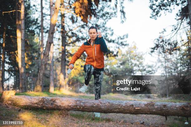 tarde deportiva - corredora de footing fotografías e imágenes de stock