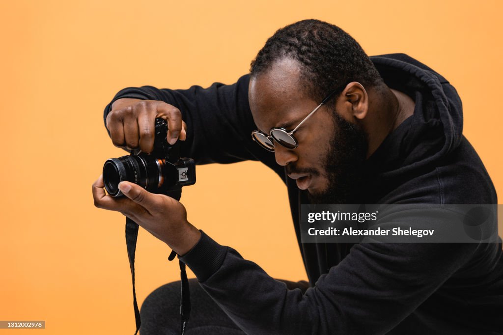 Porträt des Bart afroamerikanischen professionellen Kameramann mit Brille im Studio.