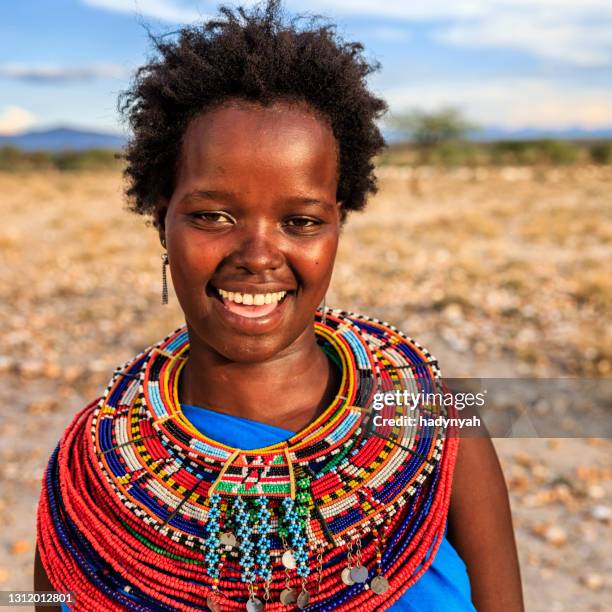 verticale de femme africaine de tribu de samburu, kenya, afrique - samburu photos et images de collection