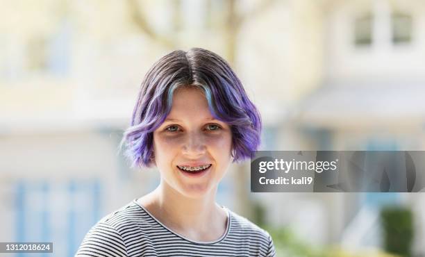 adolescente con el pelo morado y aparatos ortopédicos - cabello morado fotografías e imágenes de stock