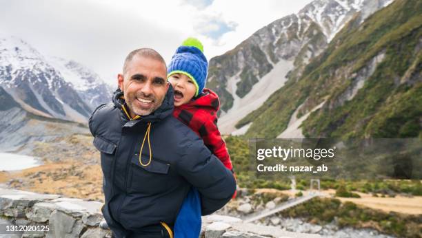 genieten van buiten in een vallei in de winter. - mt cook national park stockfoto's en -beelden