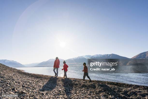 walking along the coastline and enjoying. - nova zelândia imagens e fotografias de stock