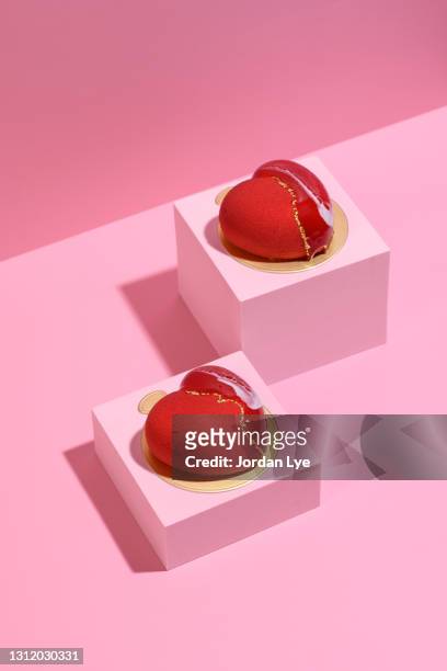 heart shape red coated dessert on pink background - covered food with wine stock pictures, royalty-free photos & images