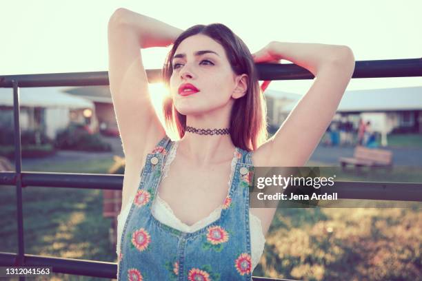 woman underarm, armpit, 90s woman wearing overalls and choker necklace - short necklace fotografías e imágenes de stock