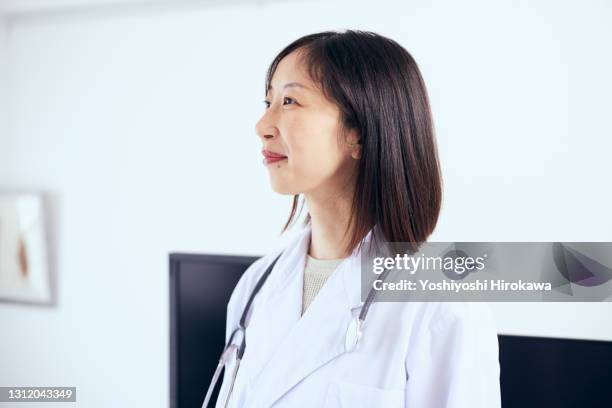 portrait of a smiling female doctor - business frau profil kurze haare stock-fotos und bilder