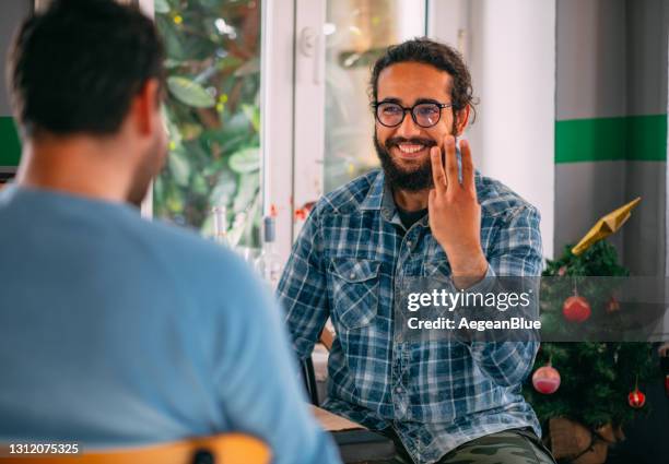 dos amigos charlan en el café con lenguaje de señas - american sign language fotografías e imágenes de stock