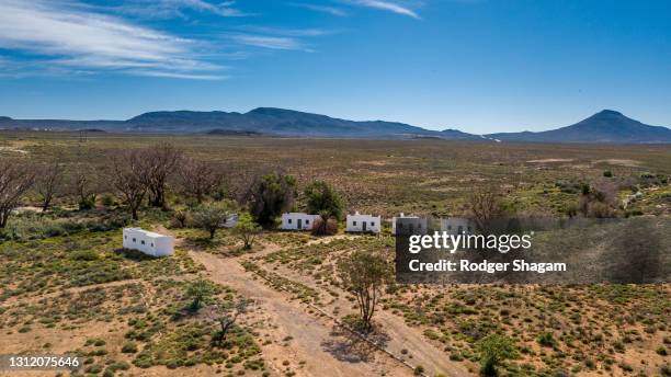 workers cottages in the karoo - the karoo stock-fotos und bilder