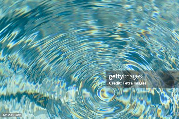 concentric ripples on water surface - wasseroberfläche stock-fotos und bilder