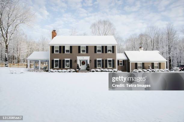 united states, new jersey, american colonial style house in winter - colonial fotografías e imágenes de stock