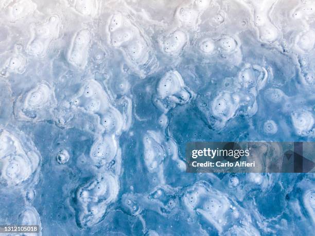 lago ghiacciato - ghiacciato fotografías e imágenes de stock