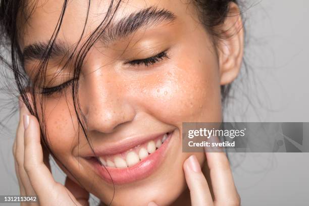 retrato de belleza de mujer joven - eyebrow fotografías e imágenes de stock