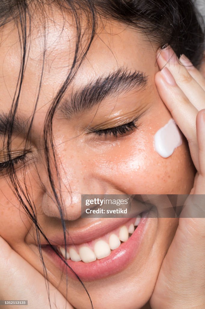 Retrato de beleza de jovem mulher