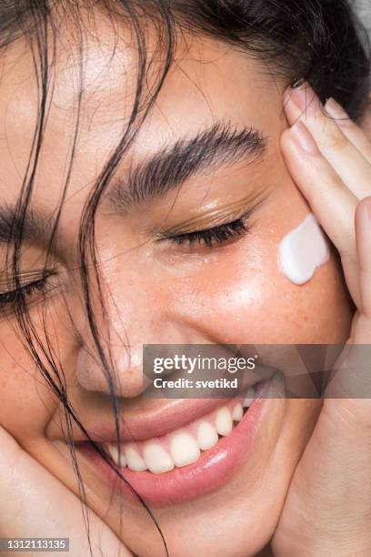 young woman beauty portrait - hidratante imagens e fotografias de stock