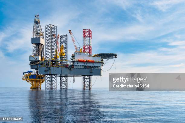 oil rig type offshore jack up drilling rig in the middle of the sea drilling offshore well for oil and gas production industry. - oil and gas rig fotografías e imágenes de stock