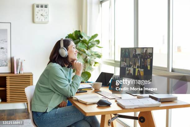 businesswoman discussing through video call - flexible work stockfoto's en -beelden