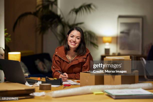 happy beautiful businesswoman working late night - entrepreneur foto e immagini stock