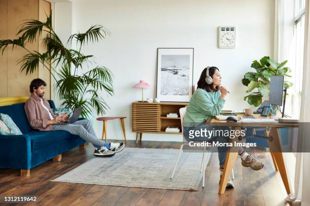 male and female professionals at home office - home office stockfoto's en -beelden