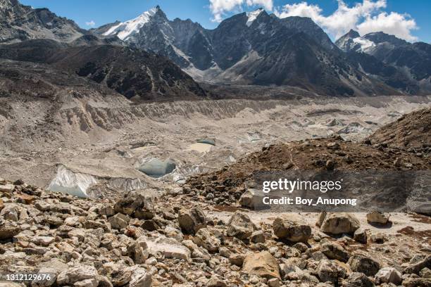 khumbu glacier view from everest base camp, sagarmatha national park of nepal. - sagarmāthā national park stock-fotos und bilder