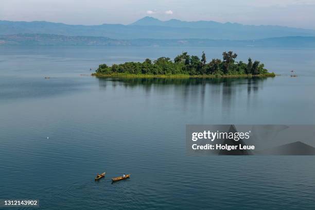 fishing canoes and island on lake kivu - lago kivu fotografías e imágenes de stock