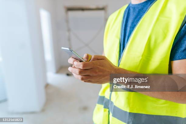 Worker Using Phone Construction Worker Phone Hand Photos and Premium High Res Pictures ...