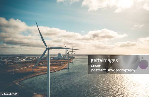 turbine eoliche nell'oceano - danimarca foto e immagini stock