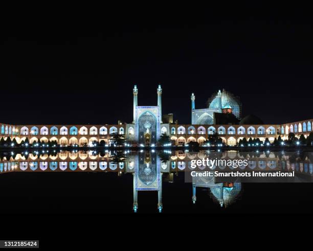 perfect reflection of "masjed-e shah" mosque ("shah mosque") illuminated at night in isfahan, iran - masjid jami isfahan iran stockfoto's en -beelden
