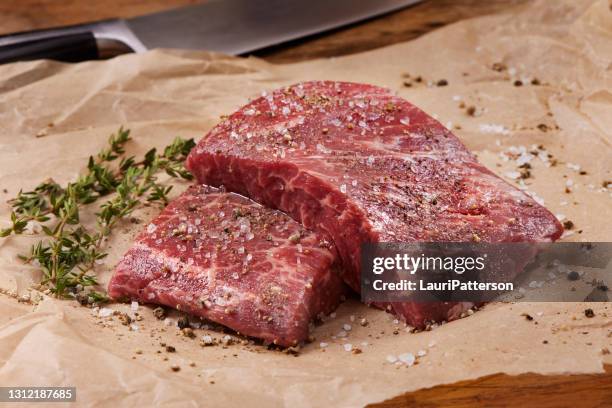 assaisonnement raw flat iron steaks - bavette cru photos et images de collection